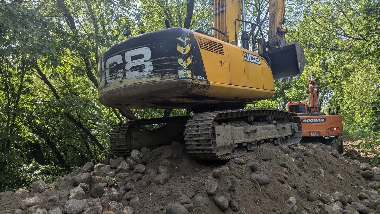 В музее‑заповеднике Коломенское рабочие раскопали участок старинной булыжной дороги: из 350 метров вырыто свыше 60%. Работы приостановили после вызова полиции.
