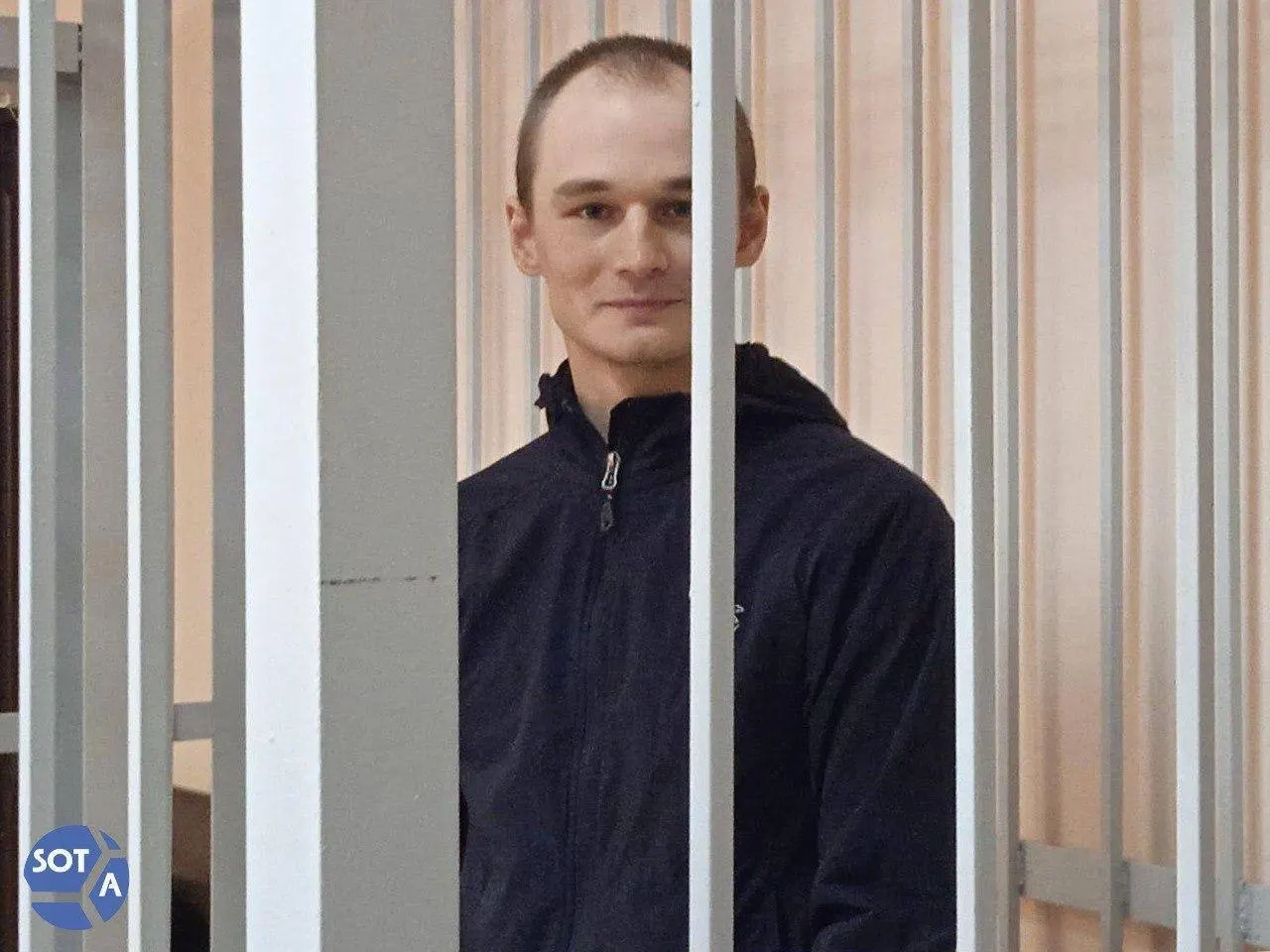 Лабытнангский городской суд в режиме видеосвязи отказал в жалобе на медлительность следствия по заявлению о пытках в колонии ИК‑18; сторона защиты и сам Мифтахов подробно описали обстоятельства инцидента.