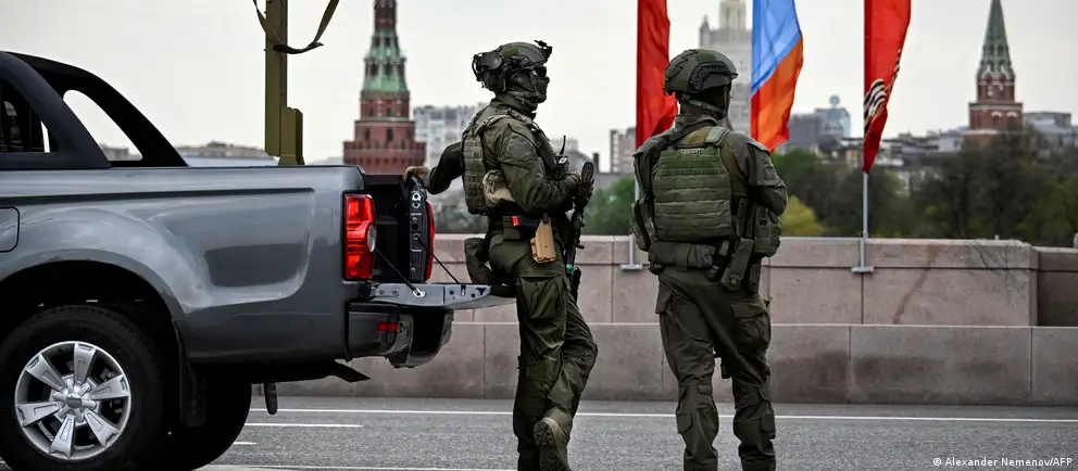 Власти отменили приглашения зарубежным корреспондентам на парад Победы. Мероприятие пройдёт в сокращённом формате без военной техники на фоне угроз и участившихся атак БПЛА; в ряде регионов праздничные мероприятия отменены.