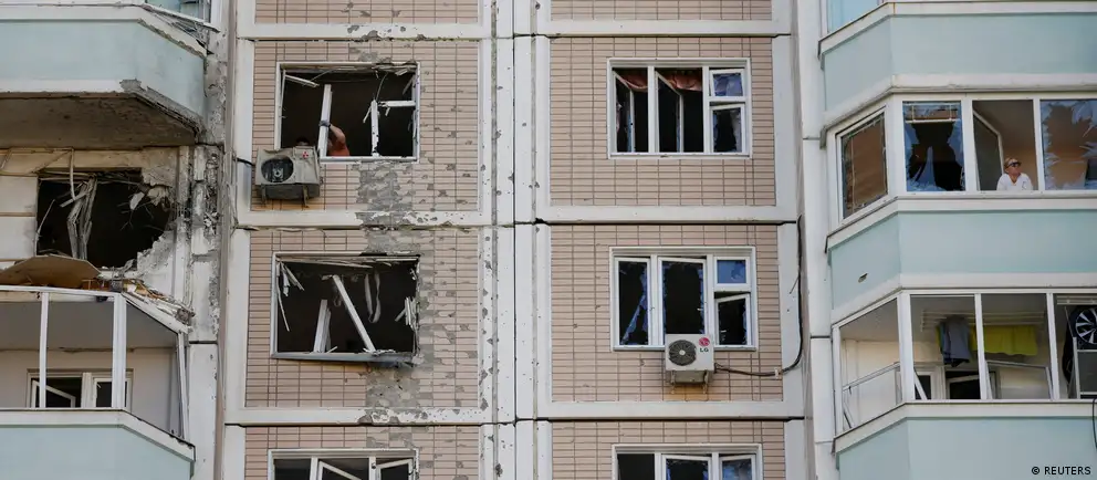 Ночью 17 мая украинские силы нанесли удары по предприятиям в Московской области и по инфраструктуре аэродрома «Бельбек» в Крыму. В регионе — погибшие и раненые, Минобороны РФ сообщает о перехвате сотен БПЛА.