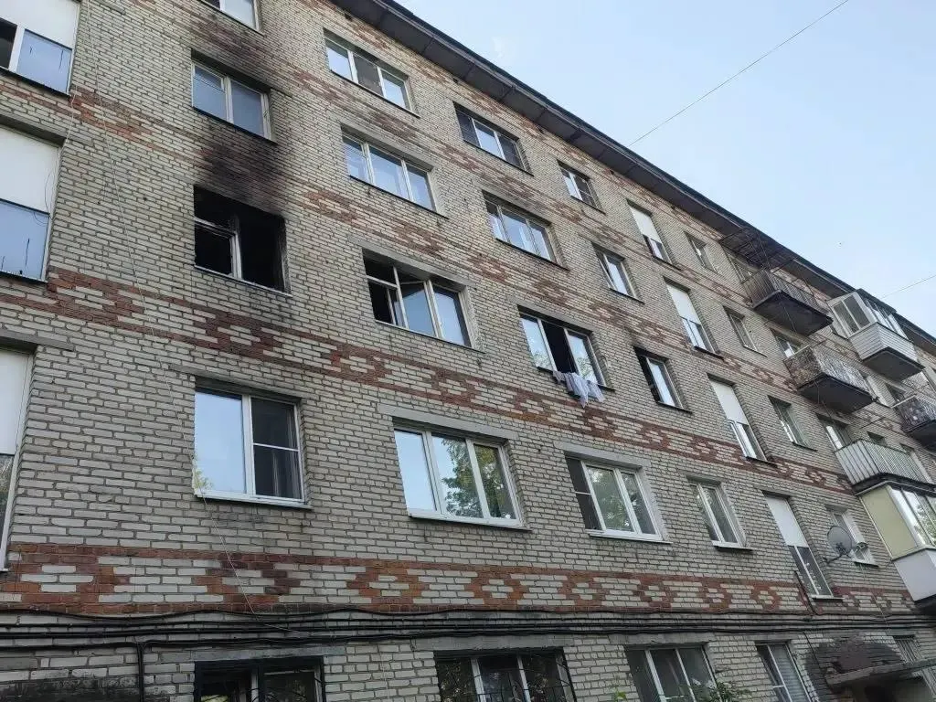 В Лобне произошёл взрыв газа в многоквартирном доме, начался пожар. Погибли двое взрослых, трое человек получили травмы или отравление продуктами горения, из дома эвакуировали 15 человек.