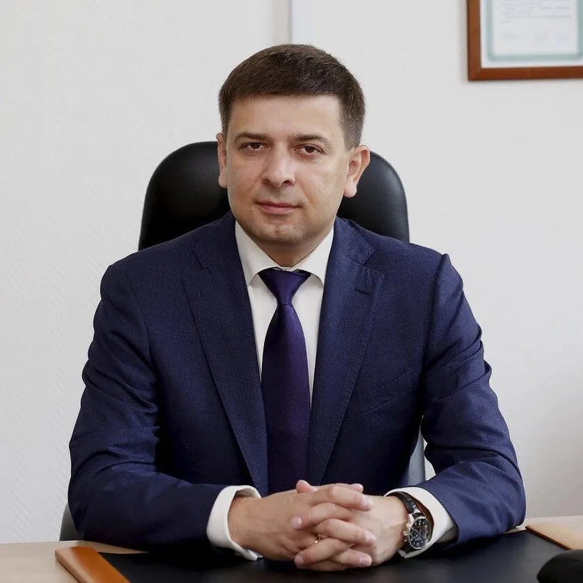 Московский суд заочно арестовал Евгения Овчарова, основателя Parma Technologies Group. Его обвиняют в хищении 800 млн рублей при исполнении госконтракта на ведомственное ПО; предприниматель, предположительно, находится за границей и разыскивается.