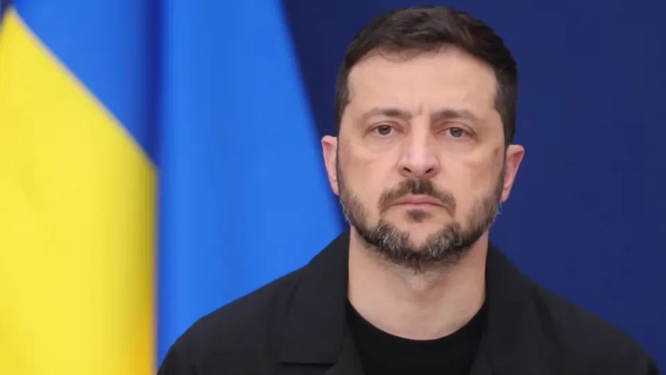Президент Украины заявил, что Киев ответит на российские удары, несмотря на предложение перемирия с 6 мая; ответ может последовать даже во время парада в Москве. Киев настаивает на зеркальном прекращении огня.