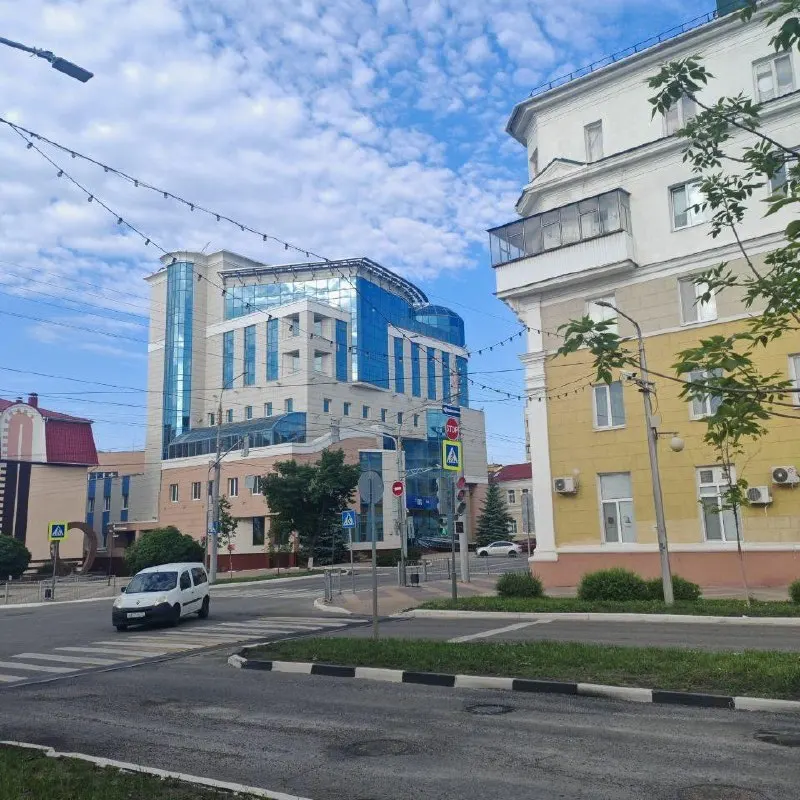 Жители приняли отражение на снимке за разбитые стёкла, однако при проверке в здании на проспекте Славы повреждений окон не обнаружено.