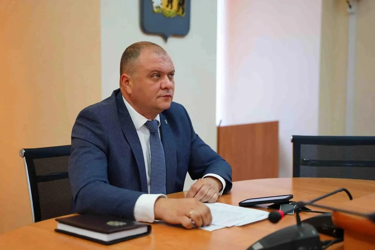 Красноперекопский районный суд признал депутата Ярославской областной думы виновным в растрате в особо крупном размере. Ему дали четыре года колонии, штраф 400 тыс. руб. и запрет занимать ряд должностей на два года; защита намерена обжаловать приговор.