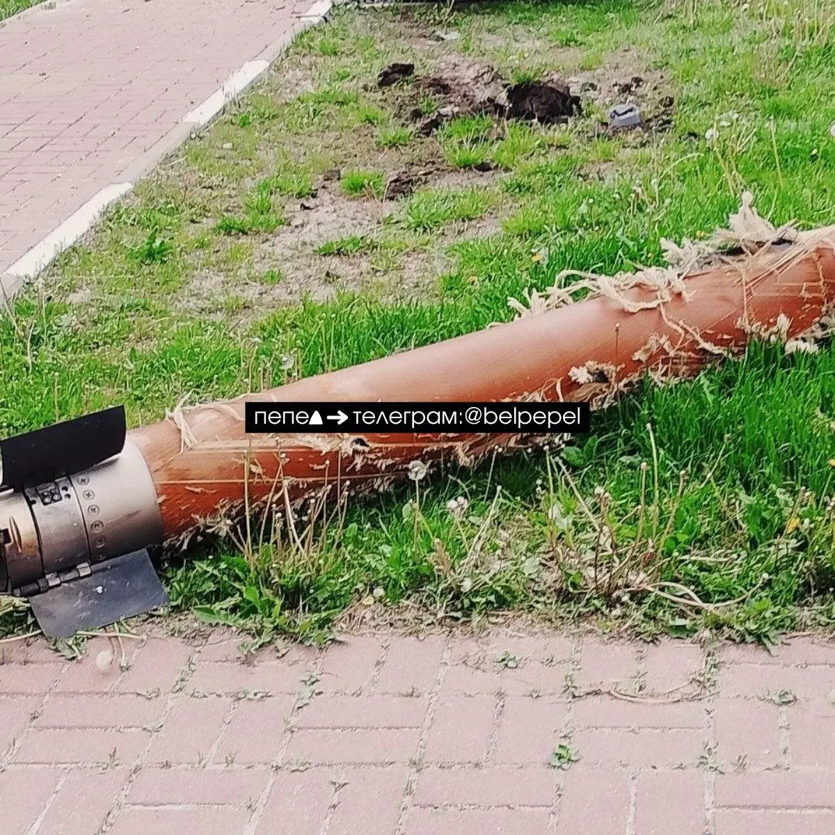 Разгонные блоки ЗРПК «Панцирь‑С1» упали во дворе дома на улице 60 лет Октября, 1 в Белгороде; на месте видны фрагменты оборудования.