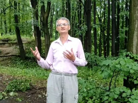 Председателя рязанского отделения ВООПИиК Андрея Петруцкого обвиняют в «клевете с использованием интернета» после материала о якобы засыпке болота при строительстве школы; у него прошёл обыск, изъята техника и носители.