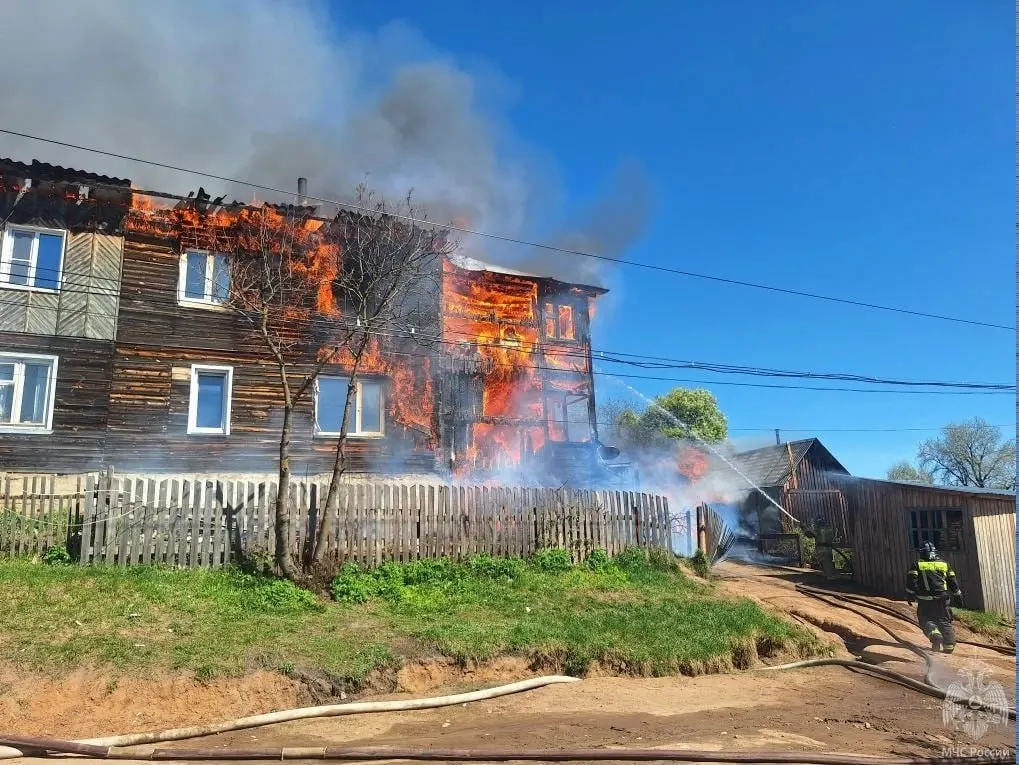 В четырёхквартирном доме и хозпостройках на переулке Гагарина произошёл пожар, который спасатели МЧС ликвидировали на площади 278 м². По предварительной версии, возгорание вызвала детская шалость с огнём.