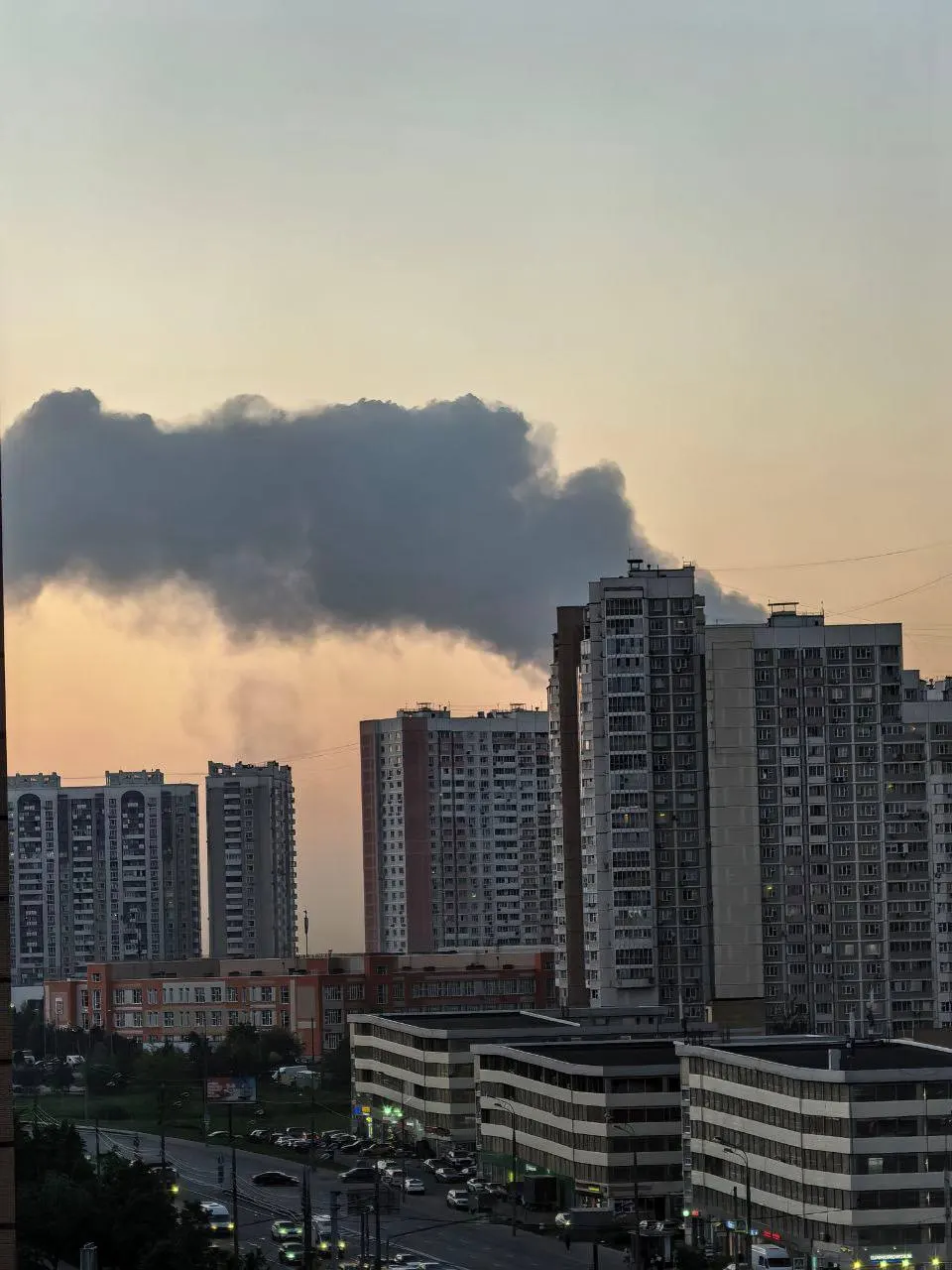 Жители нескольких районов Московской области заметили высокий столб дыма. По предварительным данным, горит склад в селе Белый Раст Дмитровского района. Сведений о пострадавших пока нет.
