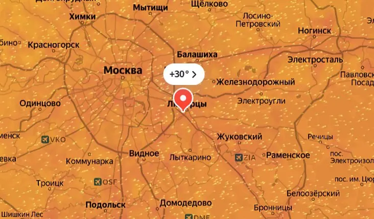 Днём воздух в столице и области прогрелся до +30 °C. Уже завтра объявлен «жёлтый» уровень опасности из‑за гроз и ветра; в пятницу холодный фронт понизит температуру до +13–+18 на несколько суток.