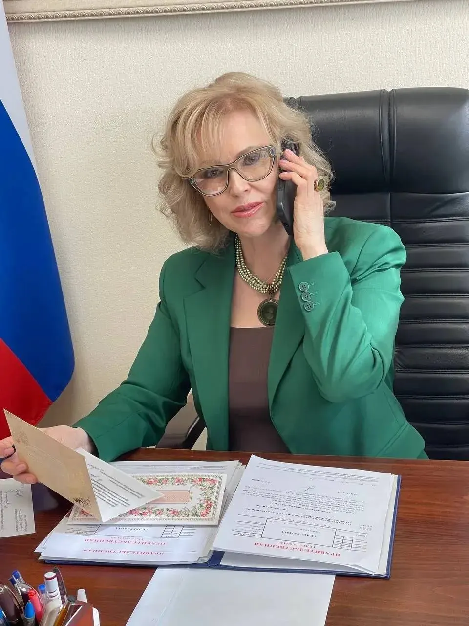 Депутат Татьяна Соломатина заявила, что врачи и педагоги не почувствовали обещанного сокращения бумажной работы. По итогам опроса Госдума собирает предложения по отмене лишних отчётов и справок.