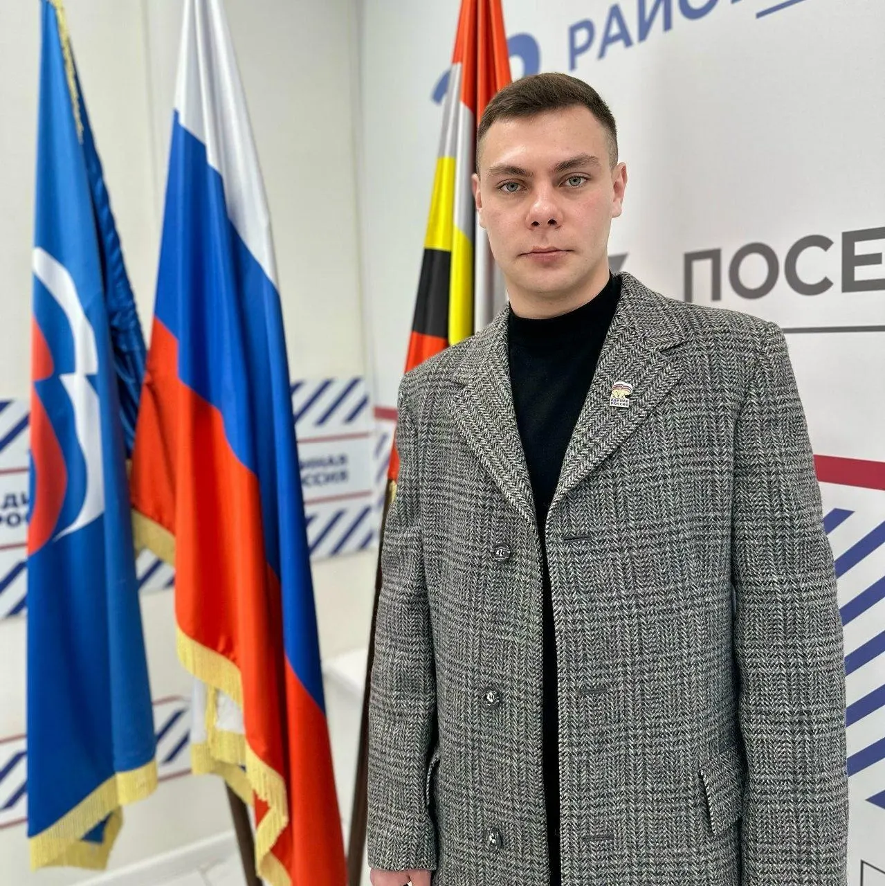 Алексей Пожидаев из Курска подал заявку на участие в предварительном голосовании партии за место в Курской областной думе; ранее он прославился как двойник блогера.
