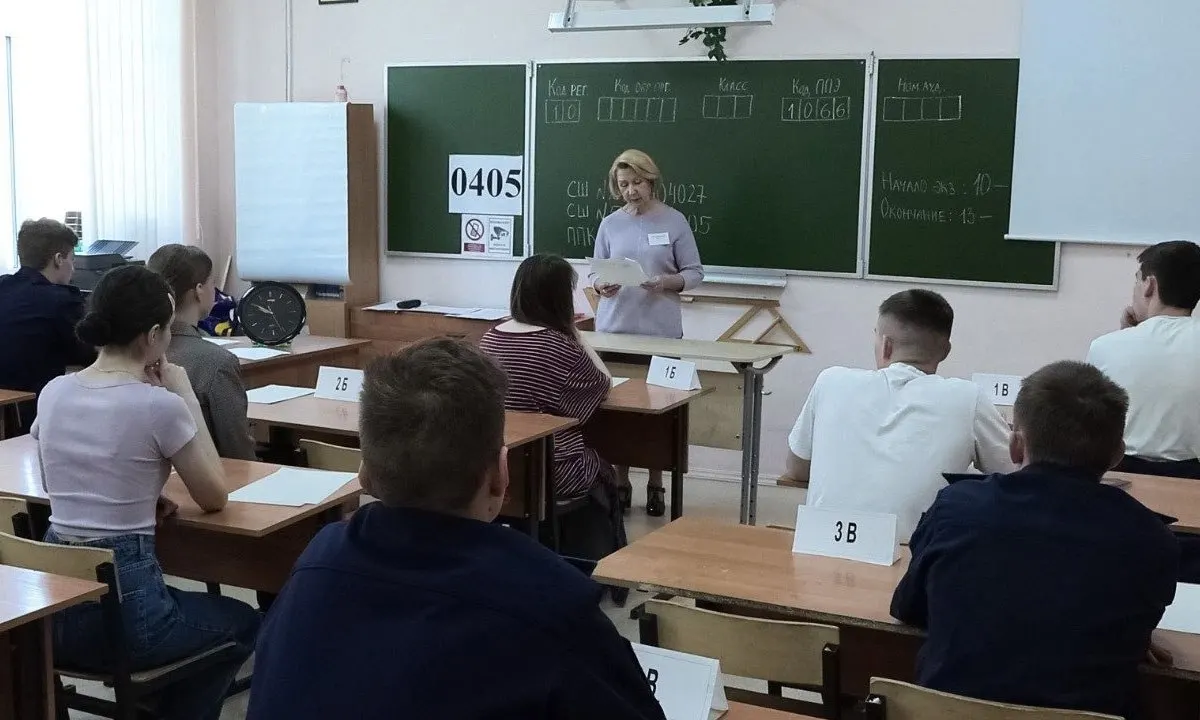Рособрнадзор в методических рекомендациях указал, что организаторы и охрана не имеют права прикасаться к сдающим экзамены и их вещам; при срабатывании металлоискателя предлагается попросить участника добровольно выложить предмет.