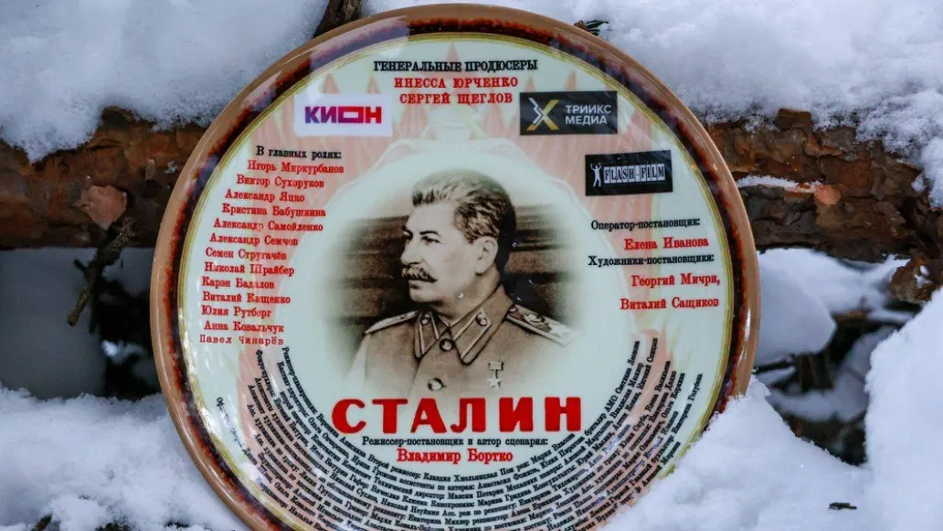 Хоральная синагога в Москве опубликовала объявление о поиске мужчин и женщин еврейской национальности или с соответствующей внешностью для эпизодов, воссоздающих 1949 год; участникам обещают оплату и обед.
