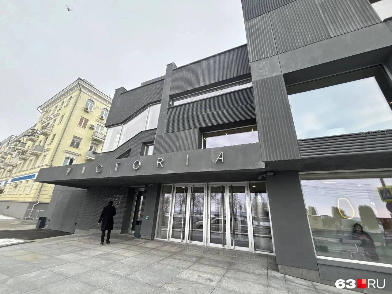 Новая экспозиция московской художницы Кати Горячевой под названием «Убежище» начнётся 3 мая и станет частью проекта «Заговор тополей», посвящённого трем деревьям у входа в галерею.