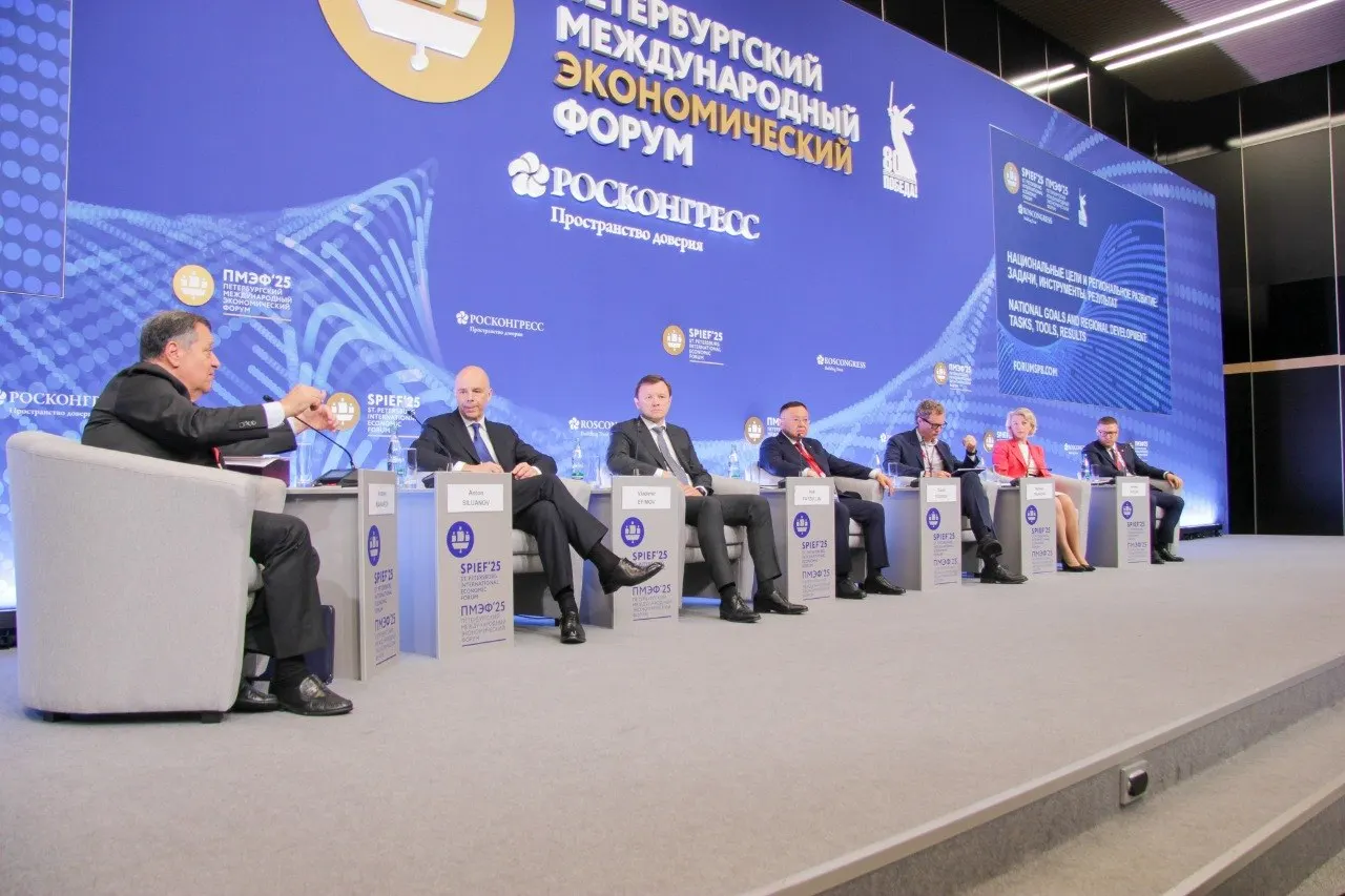 Организаторы форума отменили обязательное ПЦР‑тестирование для большинства участников на площадке «Экспофорум», при этом участники пленарного заседания 5 июня, сотрудники и представители СМИ по-прежнему обязаны пройти тесты на COVID‑19, грипп А/В и ОРВИ в специализированных центрах.
