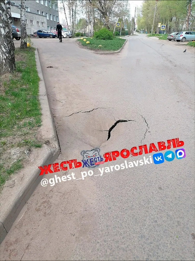 На улице Здоровья, 10ж, рядом с поликлиникой №3 обнаружили глубокий провал в асфальте — горожане жалуются, что яму не оградили. Власти опрошены, ожидается ответ.
