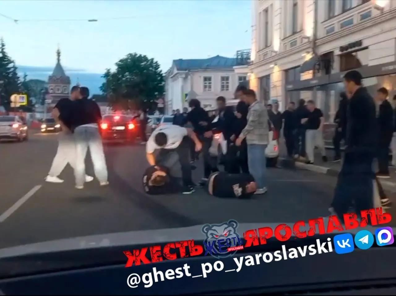Около 03:00 31 мая в центре Ярославля группа молодых людей напала на двух горожан. Правоохранители изучают видеозаписи и другие материалы по факту инцидента.