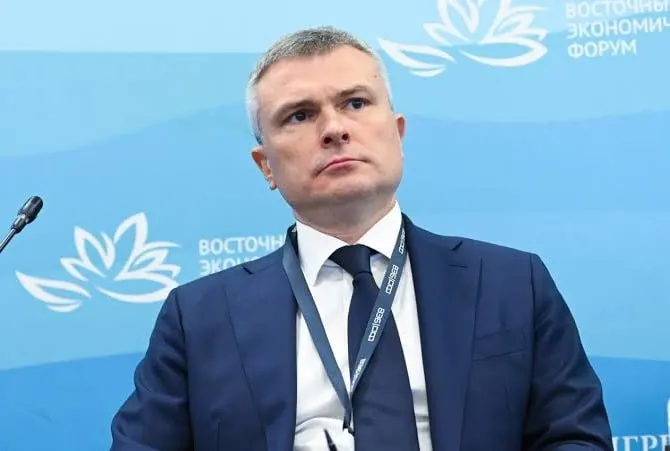 Топ‑менеджер стал фигурантом уголовного дела о злоупотреблении должностными полномочиями; следственные действия прошли 27 апреля, изначально суд арестовал его на два месяца. Дело, по данным следствия, относится к 2016 году.