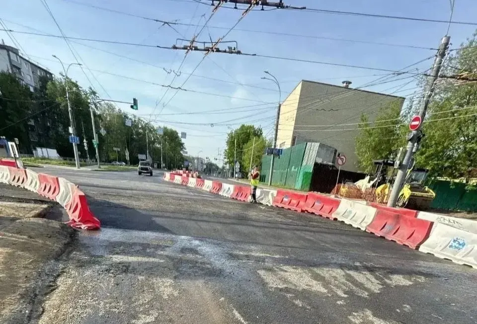 Перекресток вновь работает по всем полосам после реконструкции трамвайных путей. Левые повороты пока закрыты и будут открыты позже.