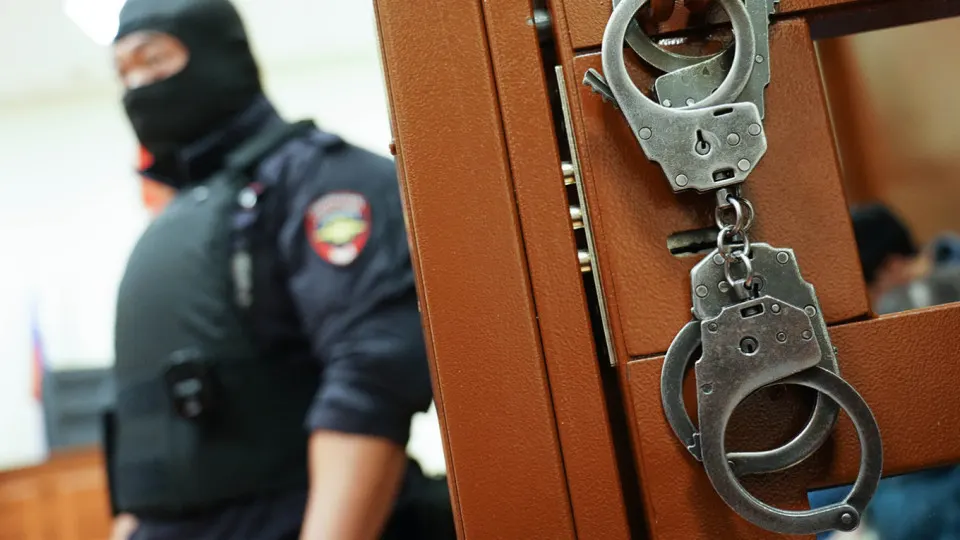 Центральный суд Омска отправил в СИЗО руководителя «РСТ-генподряд» по подозрению в мошенничестве в особо крупном размере — следствие заявляет о хищении средств, выделенных на переоснащение производств под серию ракет «Ангара».
