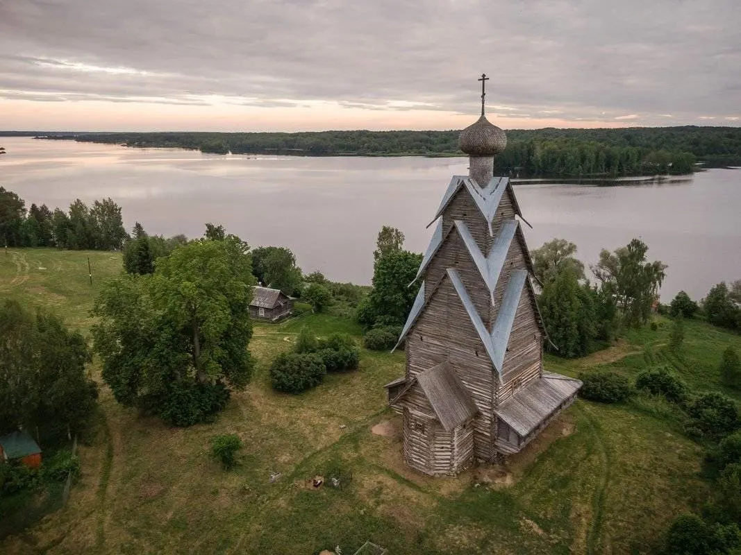 В церкви Рождества Иоанна Предтечи на Ширковом погосте обрушилась часть крыши; осадки попадают на бревна 1690‑х годов, что угрожает гибелью уникального деревянного памятника.