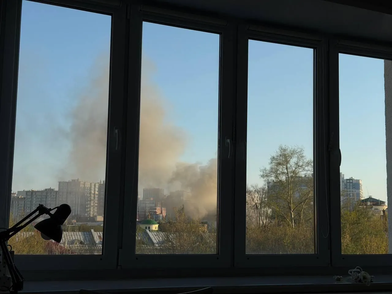 На место происшествия прибыли пожарные и скорая помощь, информация о пострадавших и причинах возгорания уточняется.