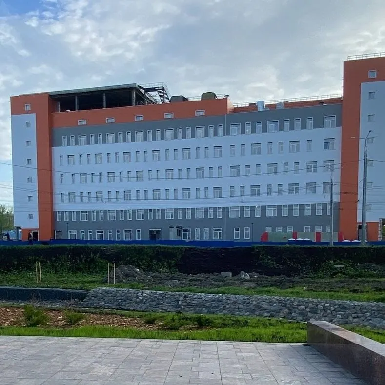 Более ста строителей нового корпуса БСМП в центре Петрозаводска не получают выплаты уже три месяца — часть сотрудников обратилась в Следственный комитет. У подрядчика начата процедура банкротства, приостановлены операции по счетам.