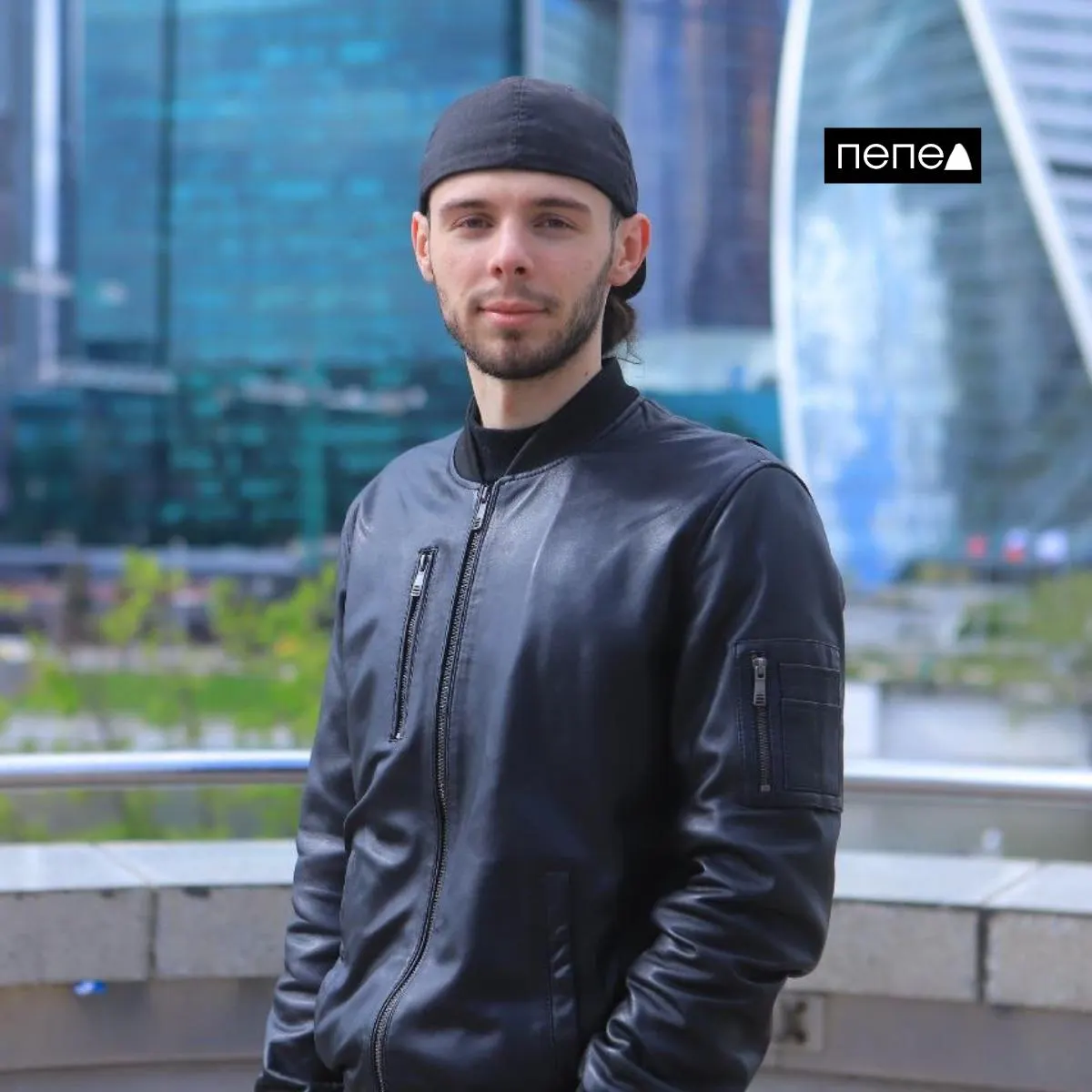 25‑летнего Никиту Сергеева 15 мая внесли в реестр Росфинмониторинга. Причину не уточняют; рядом с его именем стоит «звёздочка», что указывает на возбуждение уголовного дела по статье, связанной с терроризмом.