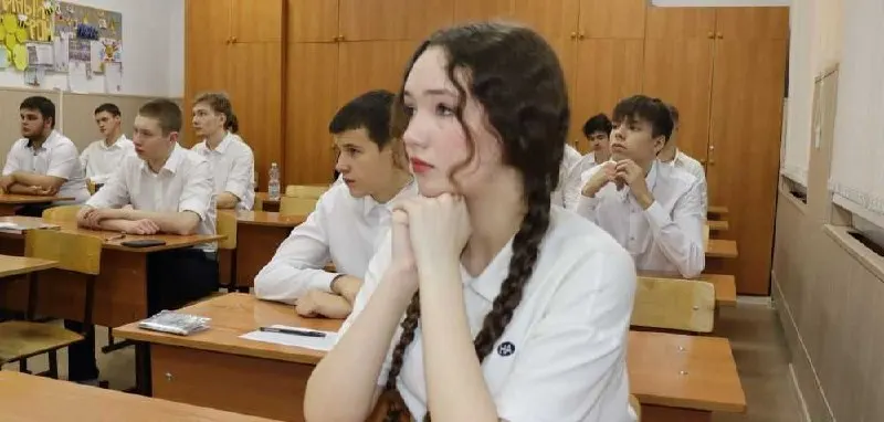 Глава Рособрнадзора Анзор Музаев отверг предположения о том, что для выпускников Москвы и Санкт‑Петербурга подбирают более лёгкие варианты ЕГЭ по сравнению с регионами, назвав такие версии интернет‑домыслами.