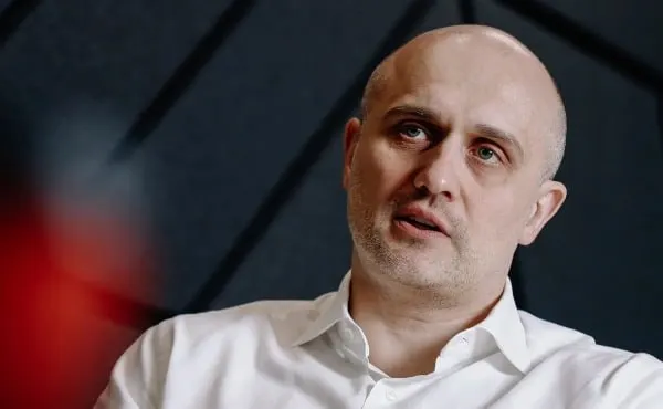 Алексей Шелобков подтвердил запуск спутниковой группировки «Рассвет» в 2027 году, рассказал о трудностях покрытия страны оптоволокном, необходимости учитывать технологические риски и отложил планы по IPO минимум на два года.