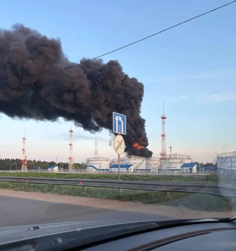 Ночной и утренний удар беспилотников по нефтеперерабатывающему заводу, нефтеналивной станции и технопарку в Московском регионе привёл к жертвам, разрушениям жилых домов и перебоям в работе аэропорта Шереметьево.