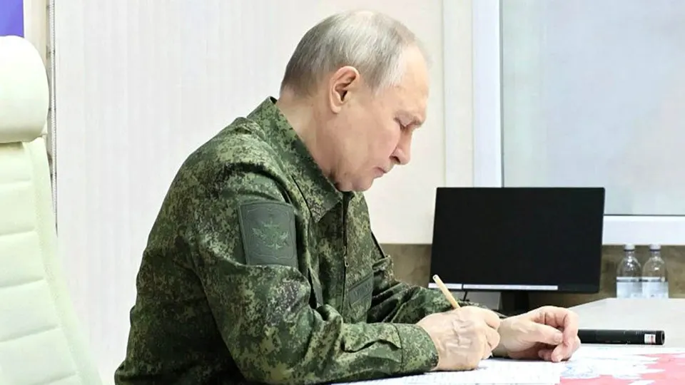 На фоне затянувшегося конфликта в Украине, ударов дронами и экономического давления европейские власти всё чаще рассматривают сценарий, при котором Москва может пойти на ограниченную военную операцию против стран Балтии в ближайшие 12 месяцев.