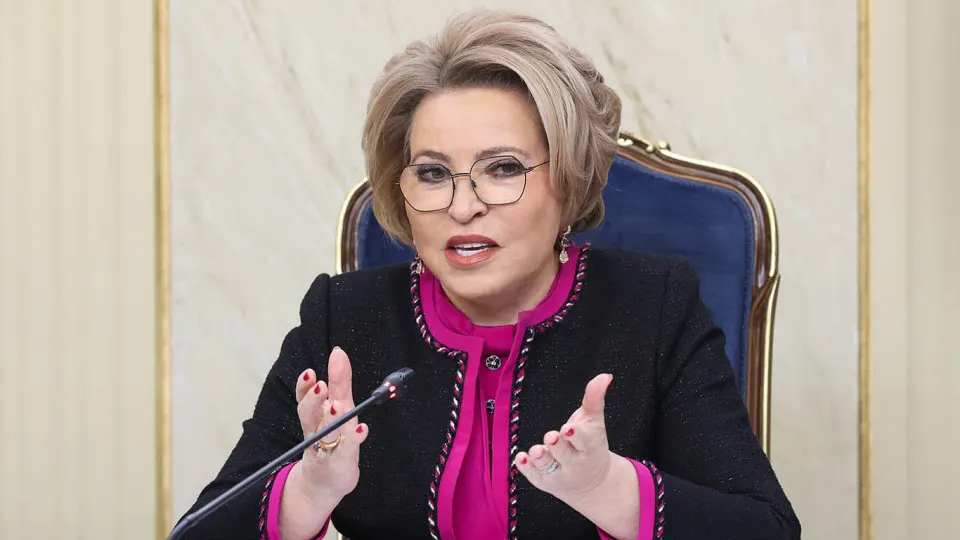 Председатель Совета Федерации призвала улучшить питание пациентов, подчеркнув недопустимость «баланды», в то время как регионы РФ в 2026 году массово сокращают расходы на медицину — планируемая экономия около 107 млрд рублей.