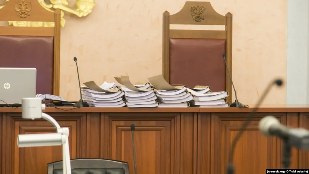 Суд признал его причастным к деятельности признанной в России нежелательной организации и также запретил администрировать сайты на три года.
