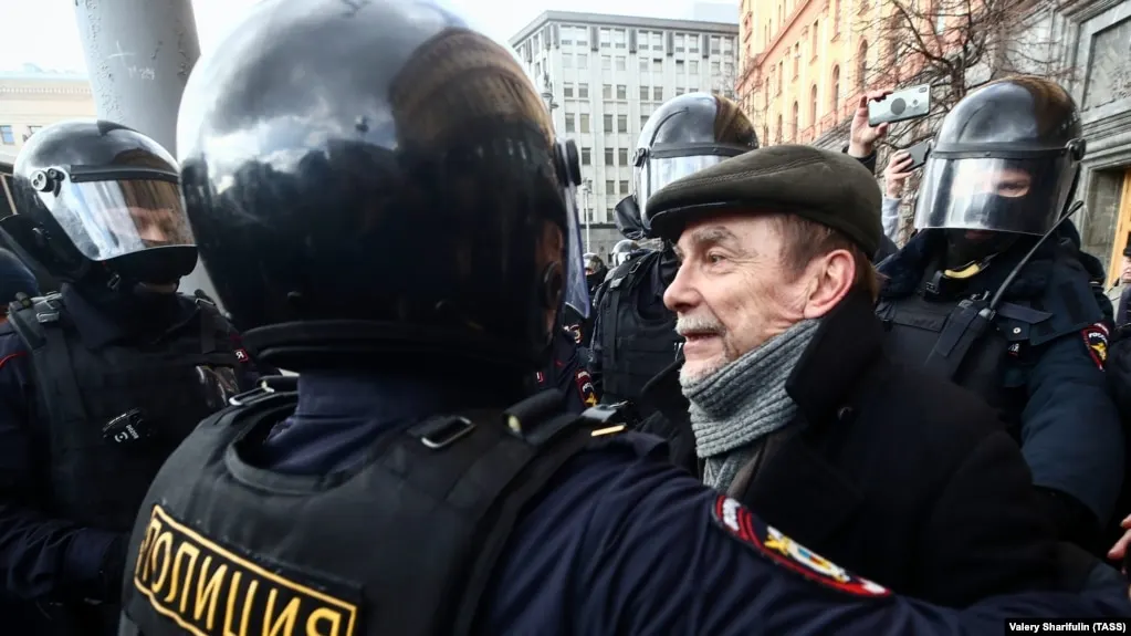 Хорошевский районный суд Москвы заочно арестовал Льва Пономарёва, уехавшего из России после полномасштабного вторжения в Украину. Ему вменяют уклонение от обязанностей «иностранного агента» и организацию деятельности нежелательной организации.