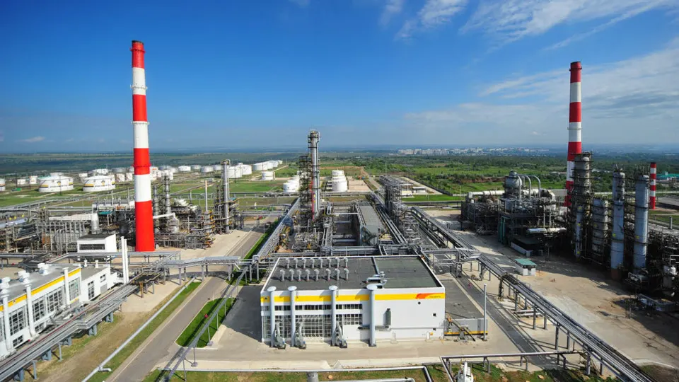 Интенсивные удары по нефтяной инфраструктуре привели в апреле к двузначному падению выпуска нефтепродуктов и кокса; переработка опустилась до минимального за 17 лет уровня, в мае атаки продолжились и привели к остановкам ряда НПЗ.