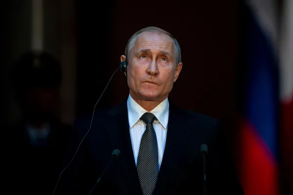 Федеральная служба охраны ввела запрет на наручные часы у участников официальных встреч с президентом — запрет распространяется на электронные и механические модели и действует с середины апреля.