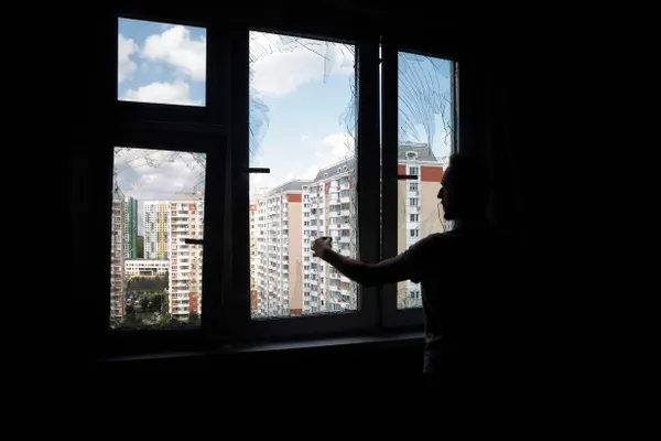 Движение по Крымскому мосту приостановили вечером воскресенья и возобновили лишь утром понедельника. Причины не пояснили; в Краснодарском крае задержаны 16 пассажирских поездов, в том числе составы из Москвы и Санкт‑Петербурга.