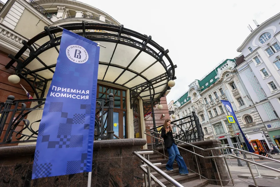 В конце апреля НИУ ВШЭ уменьшил максимальный размер скидок на обучение с ранее доступных в отдельных случаях 100% до 25%. Лицейские ученики, ориентировавшиеся на поступление, узнали об этом поздно и опасаются за возможность оплатить учёбу и сохранить планы на поступление.