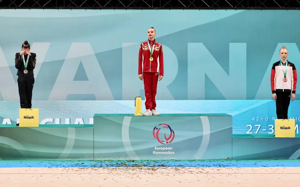 На чемпионате Европы в Варне (27–31 мая) спортсменки из России и Беларуси впервые с 2021 года выступили с флагами и гимнами; украинская юниорка в знак протеста закрыла глаза и уши — при этом российская команда завоевала девять медалей.