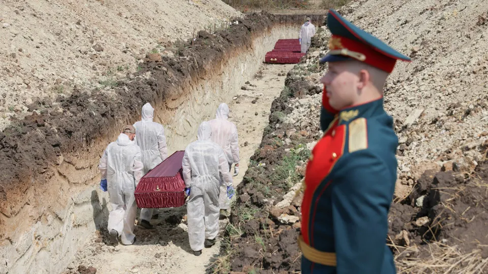 Анализ поимённых списков, реестра наследственных дел и судебной статистики показывает, что к концу 2025 года число погибших российских военнослужащих составляет как минимум 352 тысячи человек; в отчёте отмечают пик потерь в 2024–2025 годах и проблему восполнения личного состава.