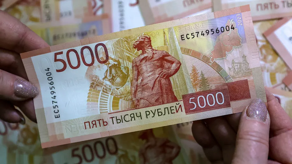 С 1 по 11 мая объем наличных у населения вырос на 210,5 млрд руб. — рекорд за период с 2011 года. Отток наличных продолжается третий месяц подряд: в марте +300 млрд, в апреле +607,3 млрд. Эксперты связывают рост с ограничениями в работе интернета, блокировками карт и ужесточением налогового контроля.
