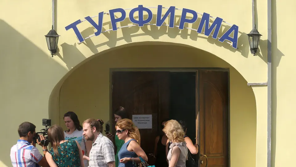 Сокращение спроса, ограничения на перелёты и возвраты клиентам подрывают рынок турфирм: сокращаются офисы и число активных агентов.