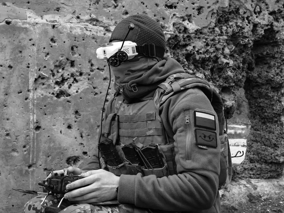 Российские военнослужащие рассказывают, как проблемы со связью, слабая ПВО, коррупция и кадровые ошибки делают российские подразделения уязвимыми перед массовыми ударами украинских дронов — от линий фронта до глубокой тыла.