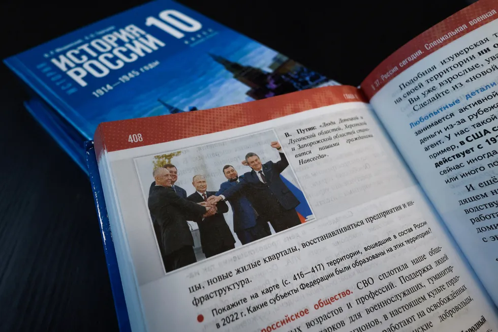 Учебники по истории для 6–9 классов, внедрённые в 2025 году, демонстрируют систематическую политизацию: спорные факты замалчиваются, современные государственные проекты вплетаются в древние сюжеты, а поражения и насилие сглаживаются. Это превращает историю в инструмент воспитания лояльности.