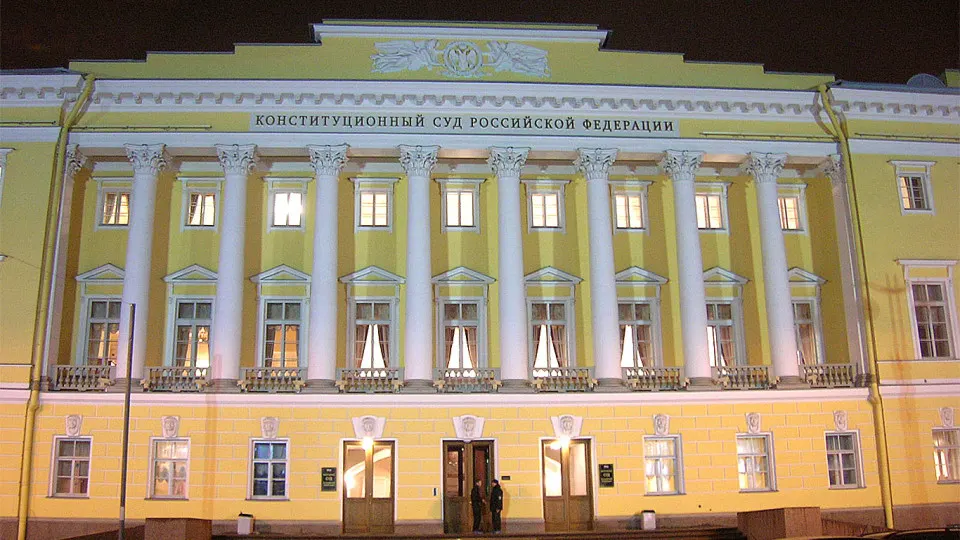 Председатель Конституционного суда заявил, что коррупция — «конституционный деликт», и выступил за отмену сроков давности по антикоррупционным искам прокуратуры, что усиливает правовую основу для изъятий приватизированных активов.