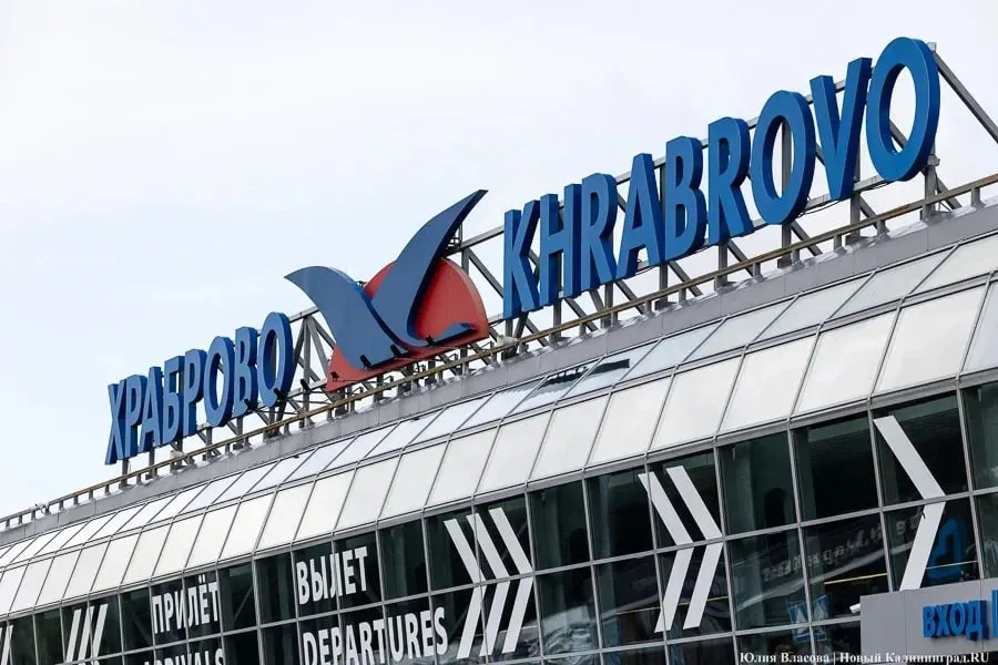 В Калининградском аэропорту сообщают о массовых задержках и отменах рейсов — причины связывают с временными ограничениями на использование воздушного пространства в ряде районов Ленинградской области.