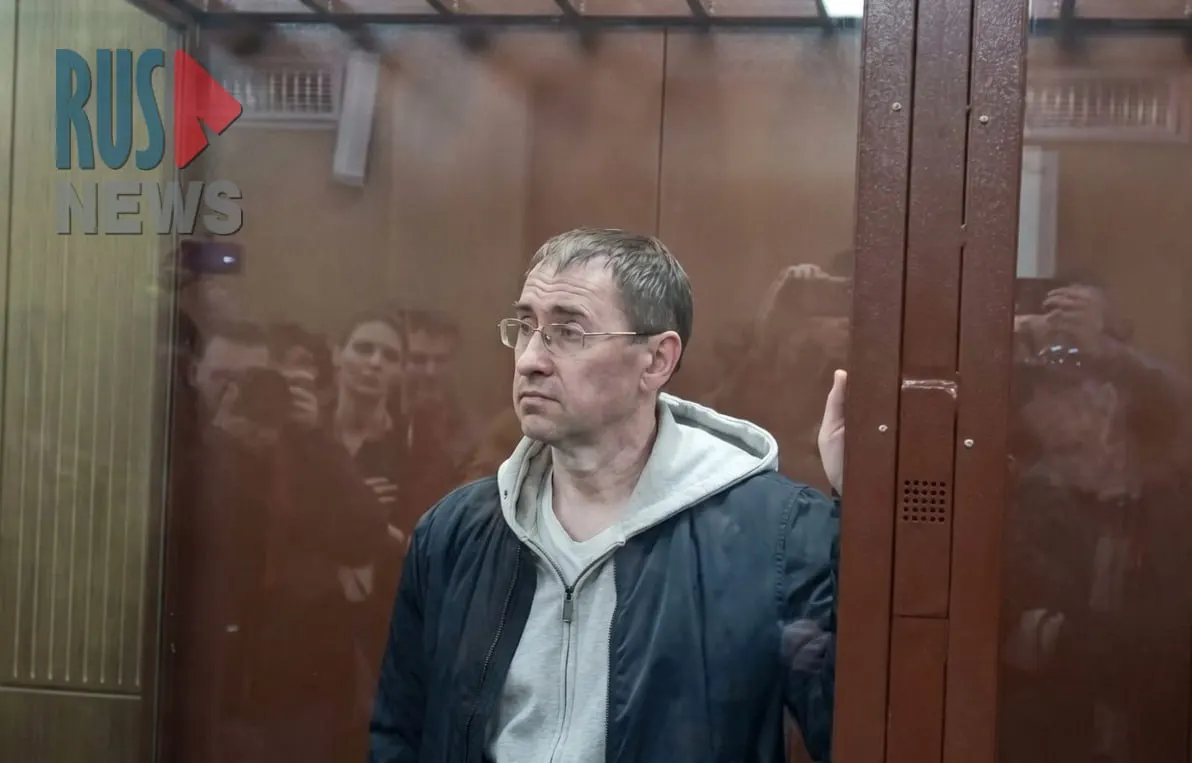 Мосгорсуд оставил Ролдугина под стражей, отклонив жалобу защиты. Адвокат заявляет, что решение принято формально и не учитывает смягчающие обстоятельства. Журналист был задержан 9 апреля; в день задержания прошли обыски и длительные следственные действия.