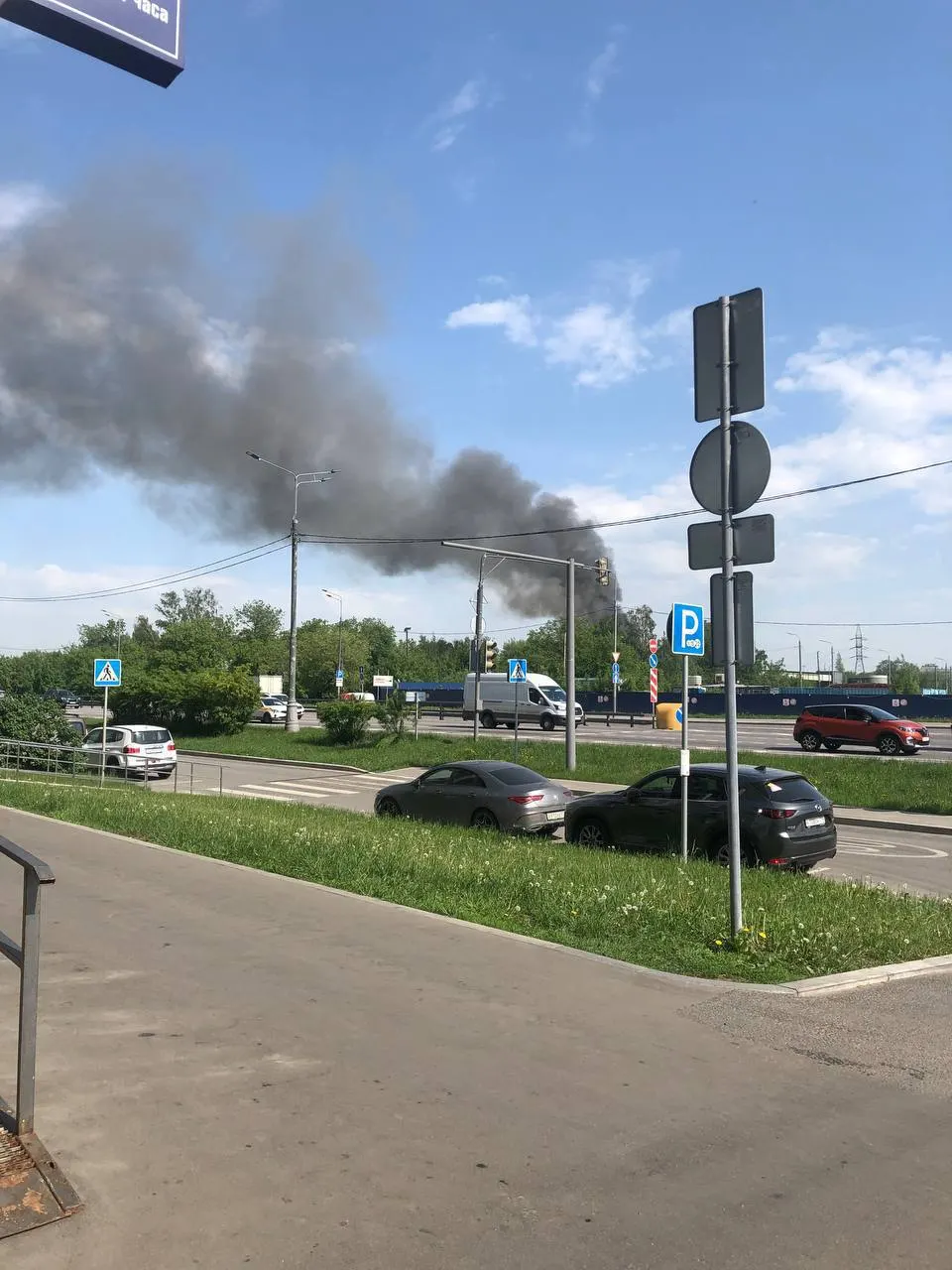 На станции в Москве загорелось ограждение платформы. На место приехали сотрудники МЧС, движение поездов не было остановлено.